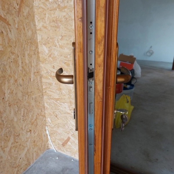 Kültéri ajtó zárszerkezete és keresztmetszete.